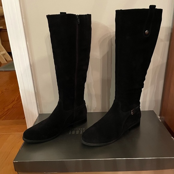 La CANADIENNE Shoes - New beautiful La CANADIENNE waterproof suede black boots! Made in Canada